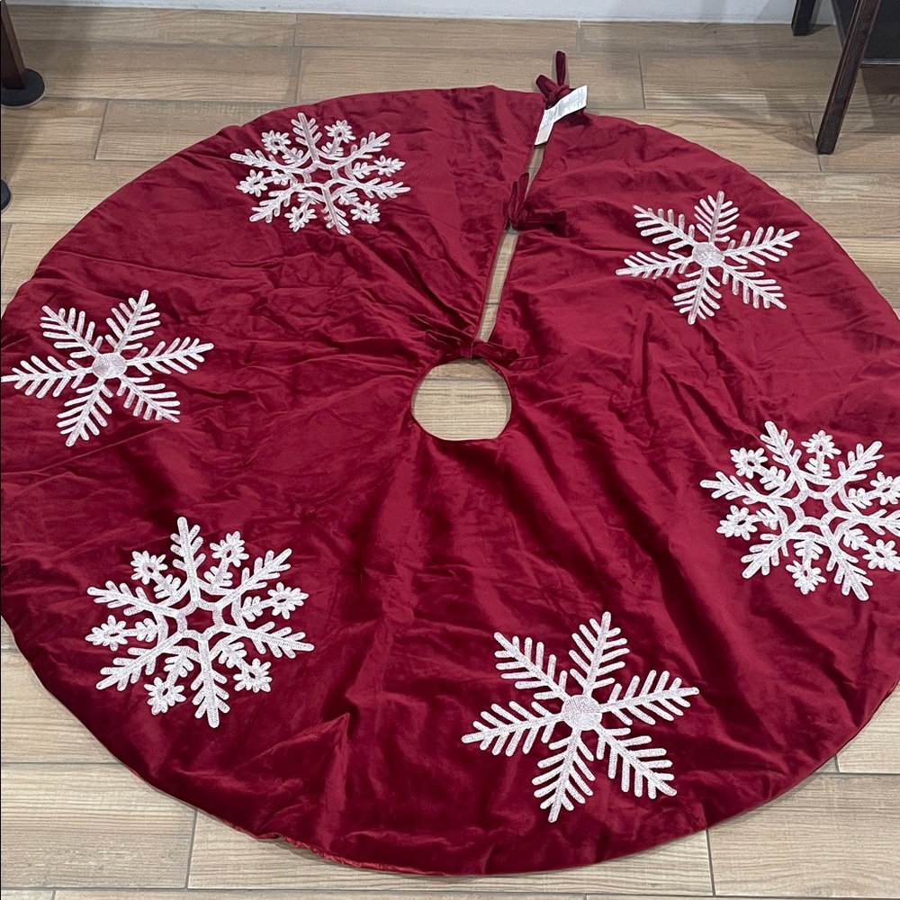 Rodeo home Red Snowflake Christmas Tree Skirt